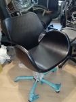 Black Kalifornija friziera jauns krēsls izstādē